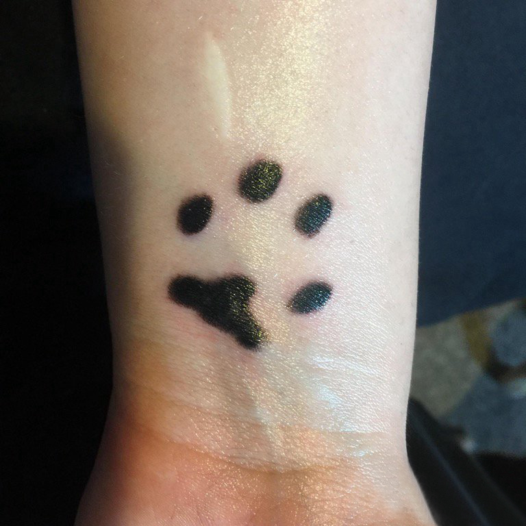 点击大图看下一张：狗爪纹身 男生手腕上狗爪纹身图片