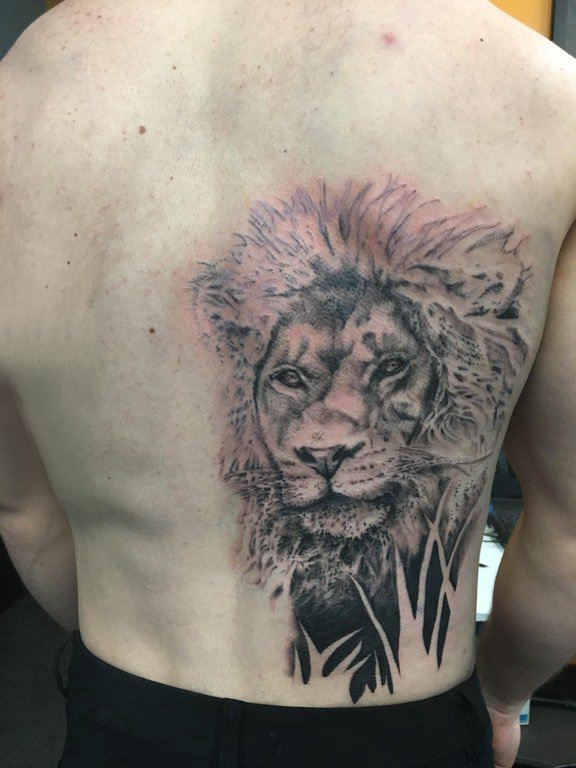 点击大图看下一张：后腰纹身 男生后腰上黑色的狮子纹身图片