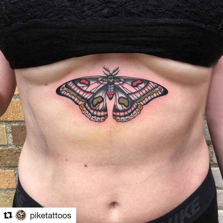 点击大图看下一张：蝴蝶图腾纹身图案 女生胸下蝴蝶纹身图案