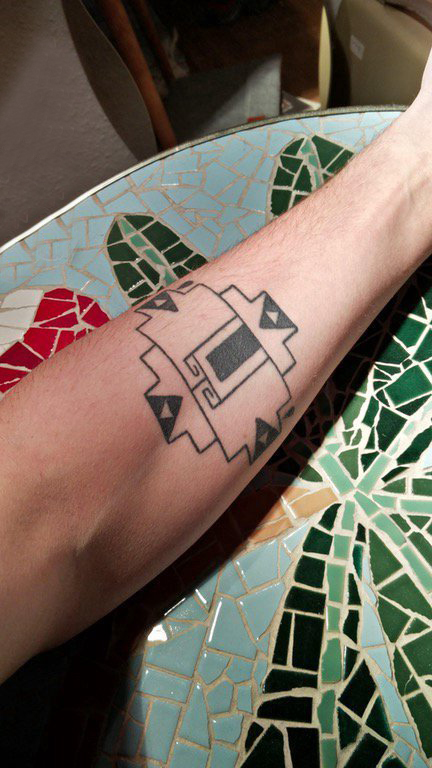 点击大图看下一张：几何纹身 男生手臂上简单线条纹身图片