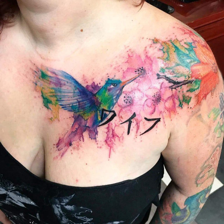点击大图看下一张：肩膀简约纹身 女生肩部花朵和蜂鸟纹身图片