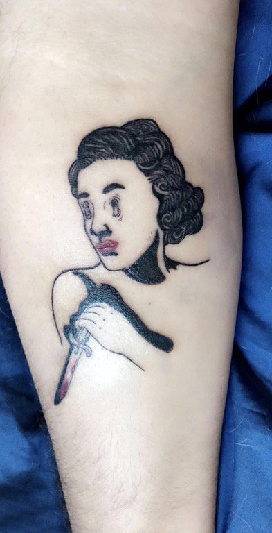 点击大图看下一张：女生人物纹身图案 女生手臂上素描纹身人物肖像纹身图片