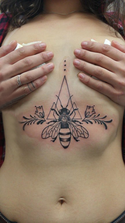 点击大图看下一张：女生胸下纹身 女生胸部几何和蜜蜂纹身图片