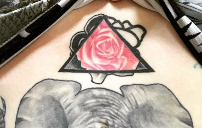 点击大图看下一张：女生胸下纹身 女生胸下三角形和玫瑰纹身图片