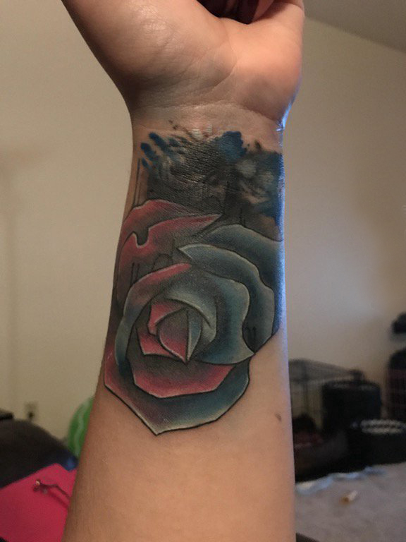 点击大图看下一张：欧美玫瑰纹身 男生手腕上欧美玫瑰纹身图片