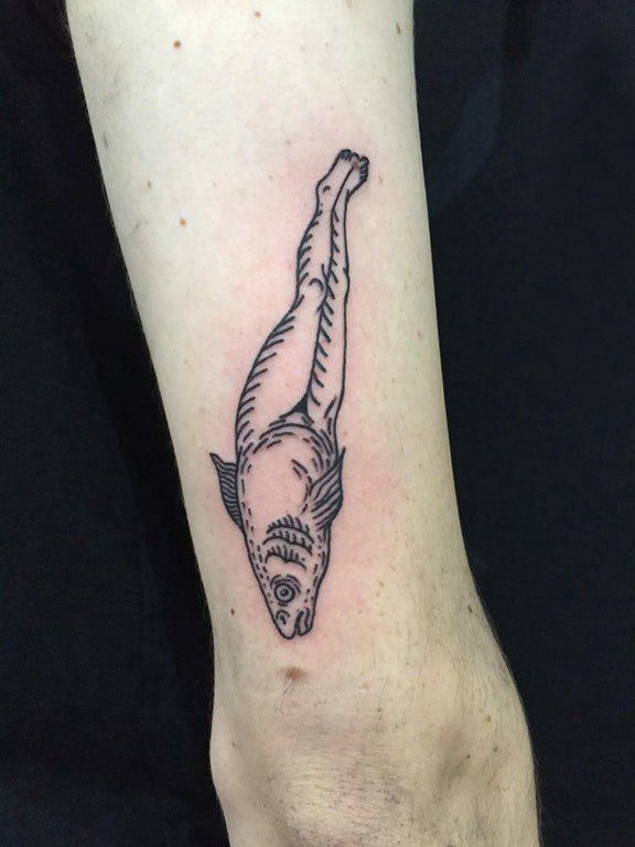 点击大图看下一张：人鱼纹身 男生手臂上黑色的人鱼纹身图片