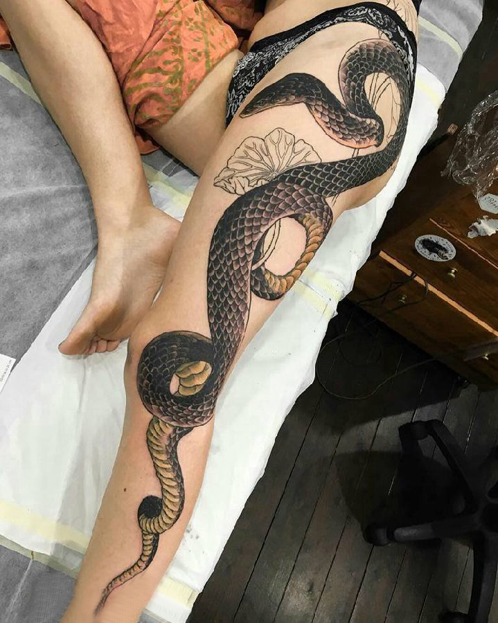 点击大图看下一张：蛇纹身图片 男生大腿上蛇纹身图片