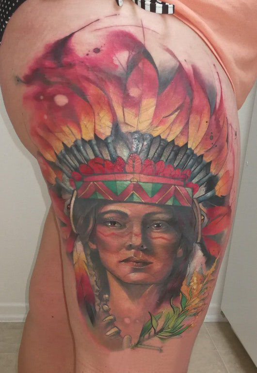 点击大图看下一张：大腿纹身传统 女生大腿上彩色的印第安人纹身图片