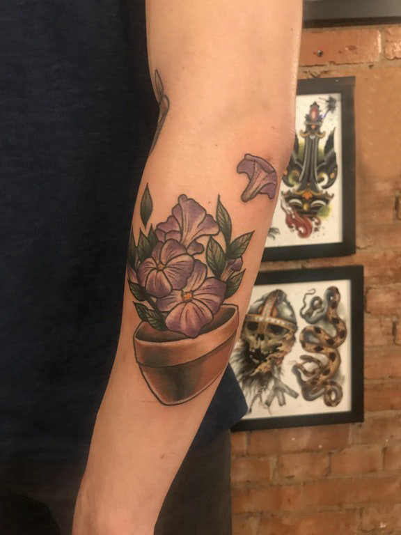 点击大图看下一张：花朵纹身 男生手臂上文艺花朵的纹身图片