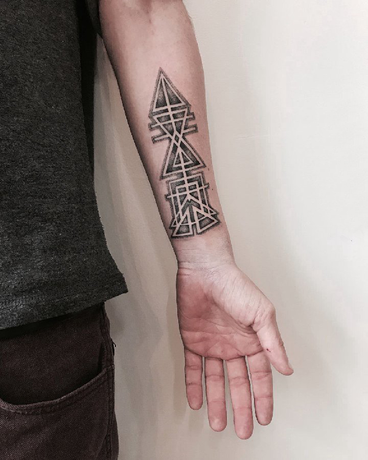 点击大图看下一张：几何纹身 男生手臂上极简线条纹身图片