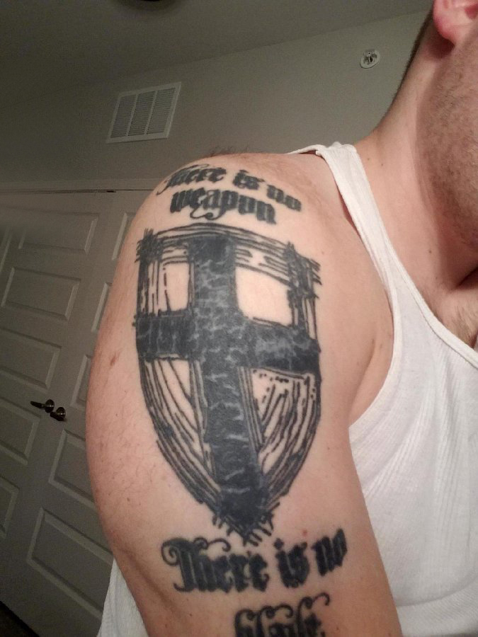 点击大图看下一张：简单十字架纹身 男生手臂上十字架纹身图片