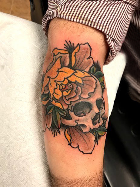 点击大图看下一张：骷髅纹身 男生小腿上花朵和骷髅纹身图片