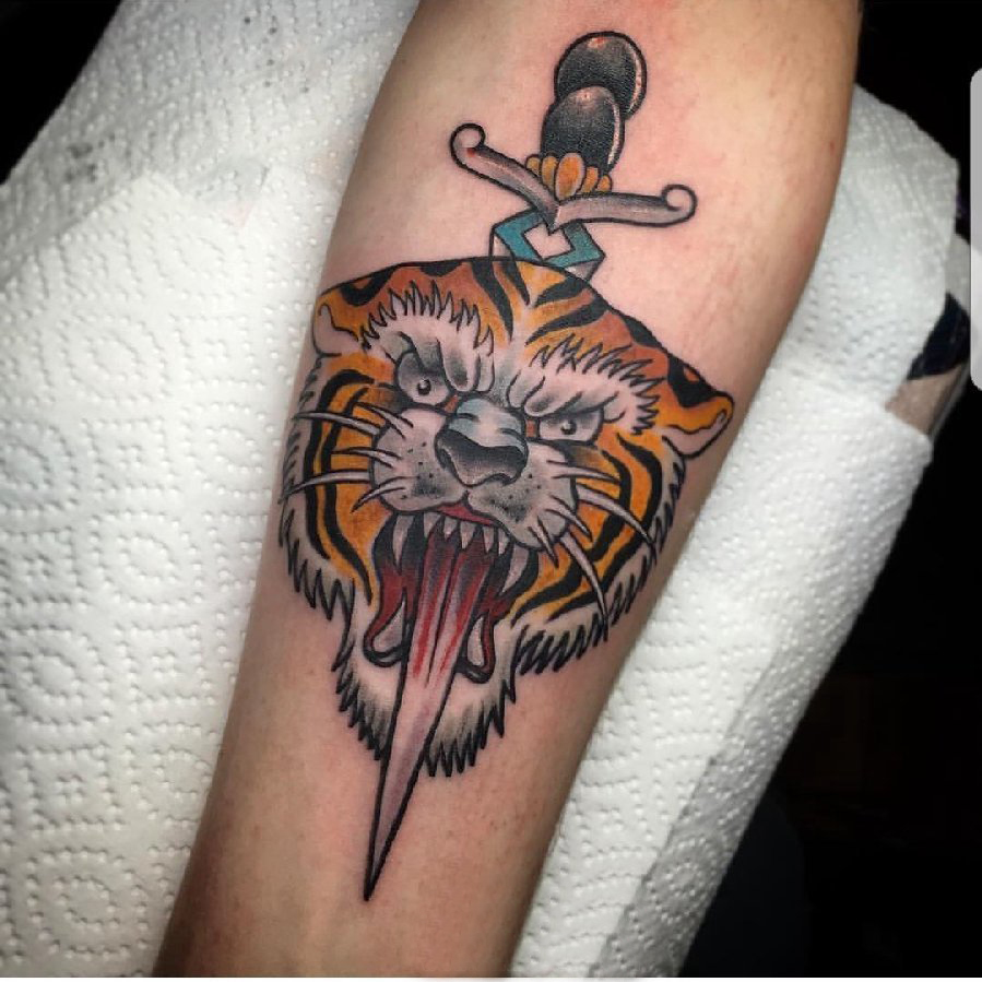 点击大图看下一张：老虎头纹身图案 男生手臂上老虎图腾纹身图片