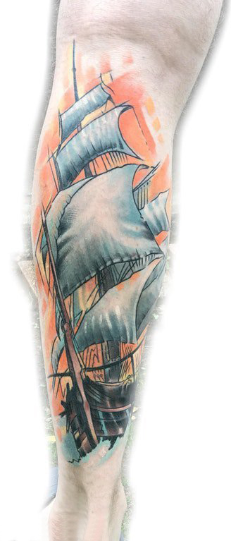 点击大图看下一张：欧美小腿纹身 男生小腿上彩色的帆船纹身图片