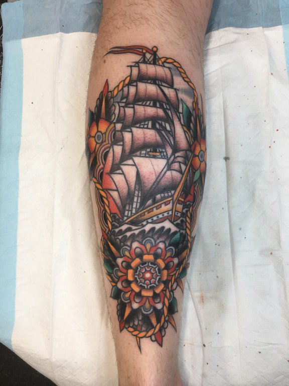 点击大图看下一张：欧美小腿纹身 男生小腿上花朵和帆船纹身图片