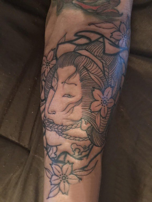 点击大图看下一张：人物肖像纹身 男生手臂上花朵和艺妓纹身图片