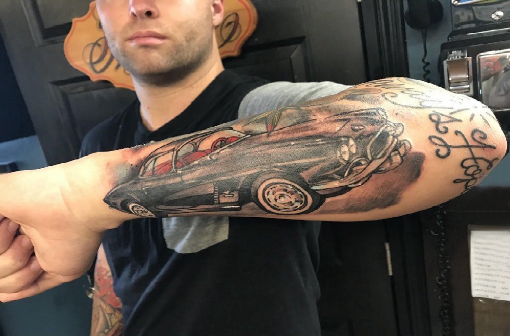 点击大图看下一张：手臂纹身素材 男生手臂上彩色的汽车纹身图片