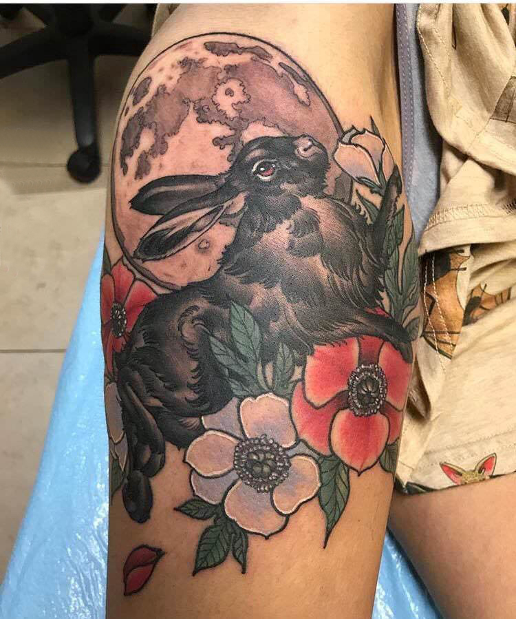 点击大图看下一张：手臂纹身素材 男生手臂上花朵和兔子纹身图片