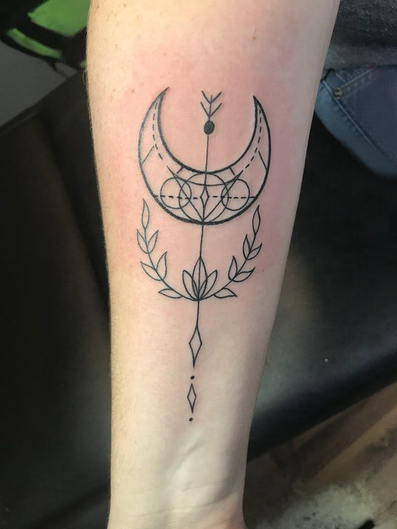 点击大图看下一张：手臂纹身素材 男生手臂上植物和月亮纹身图片