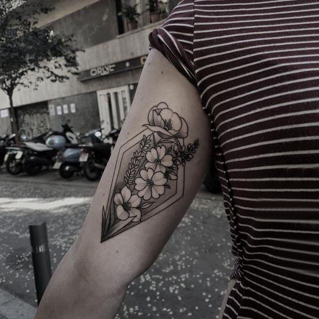 点击大图看下一张：手臂纹身素材 女生手臂上几何和花朵纹身图片