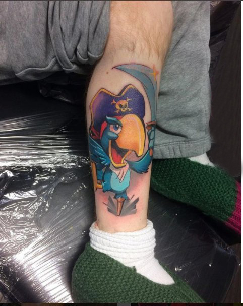 点击大图看下一张：百乐动物纹身 男生小腿上彩色的鹦鹉纹身图片