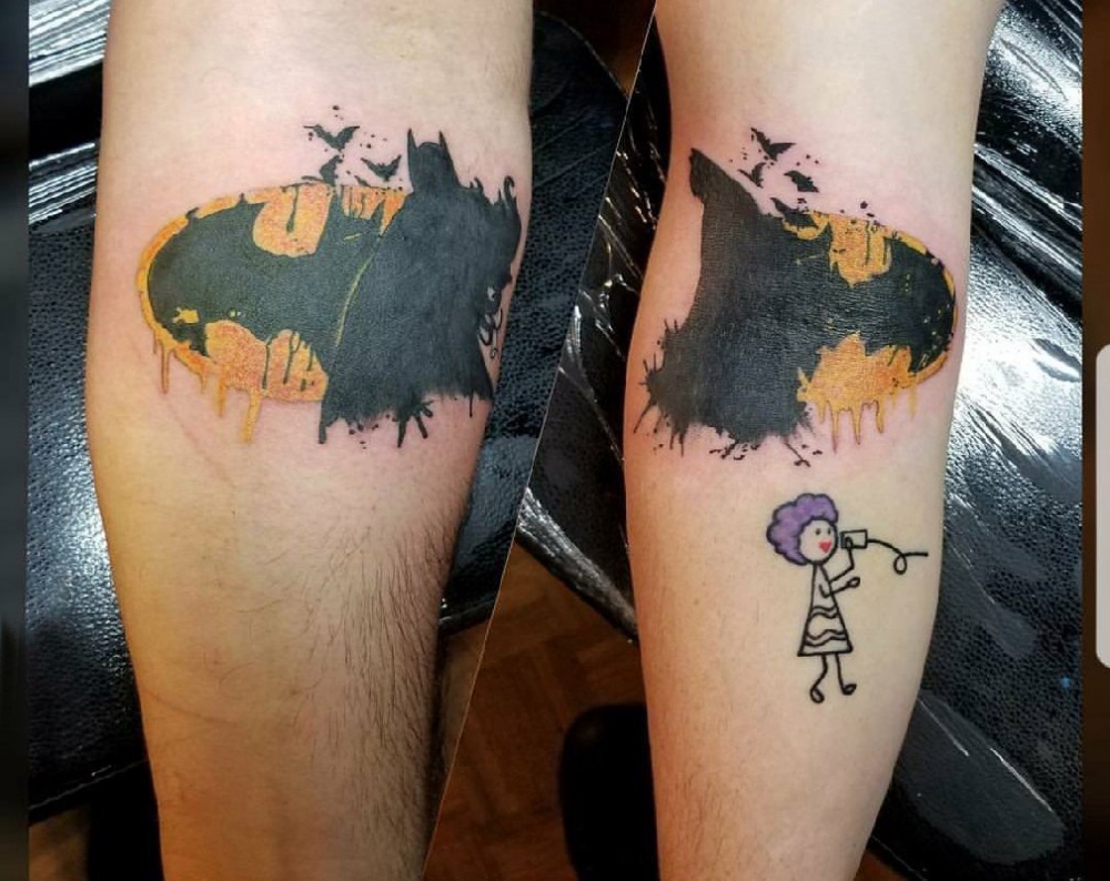 点击大图看下一张：蝙蝠侠标志纹身 情侣小腿上彩色的蝙蝠侠标志纹身图片