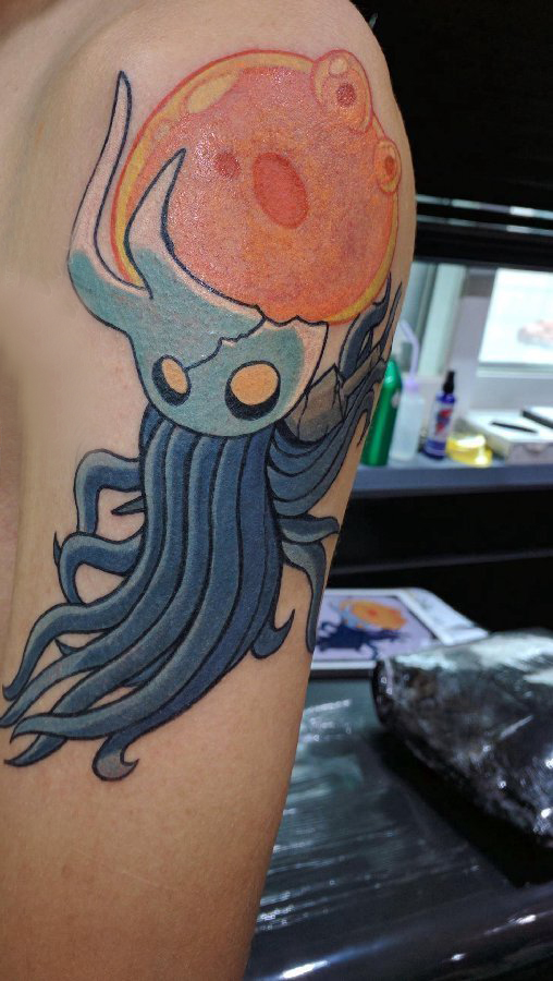点击大图看下一张：大臂纹身图 男生大臂上彩色的卡通章鱼纹身图片