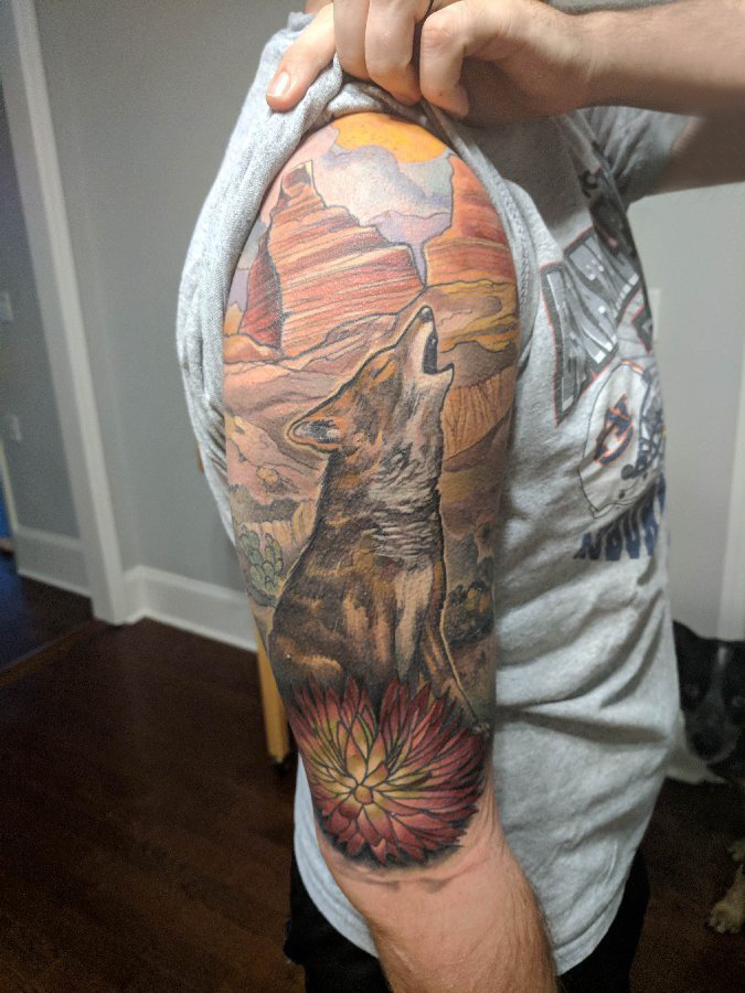 点击大图看下一张：大臂纹身图 男生大臂上花朵和狐狸纹身图片