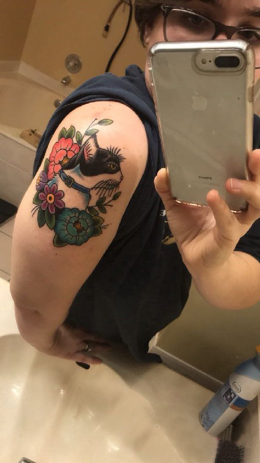 点击大图看下一张：大臂纹身图 女生大臂上花朵和猫咪纹身图片