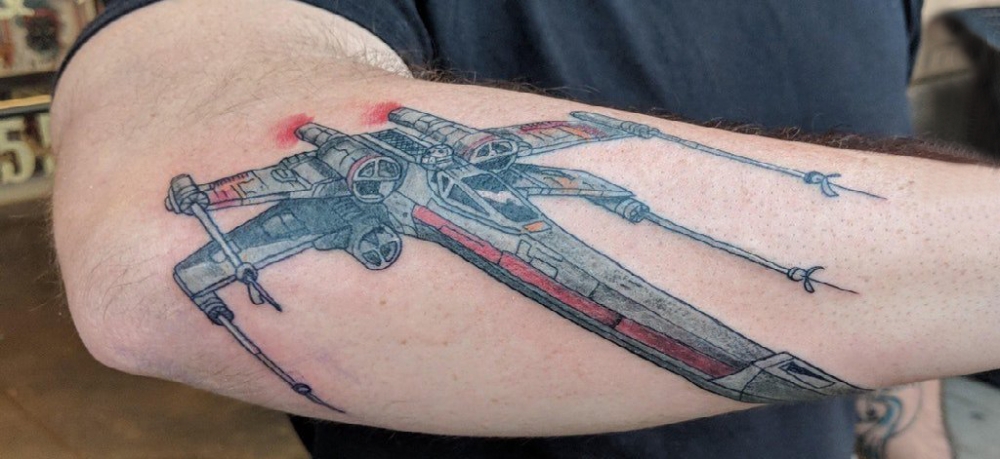 点击大图看下一张：飞机纹身 男生手臂上彩色的战斗机纹身图片