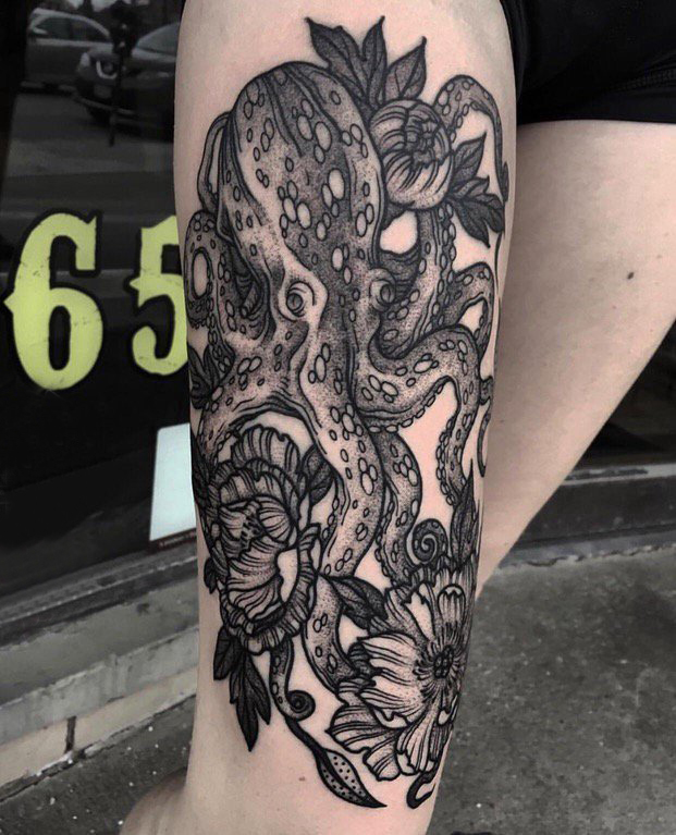 点击大图看下一张：黑色章鱼纹身 女生大腿上黑色章鱼纹身图片