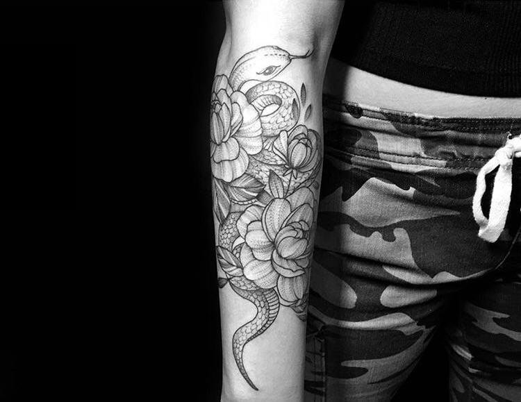 点击大图看下一张：手臂纹身素材 男生手臂上花朵和蛇纹身图片