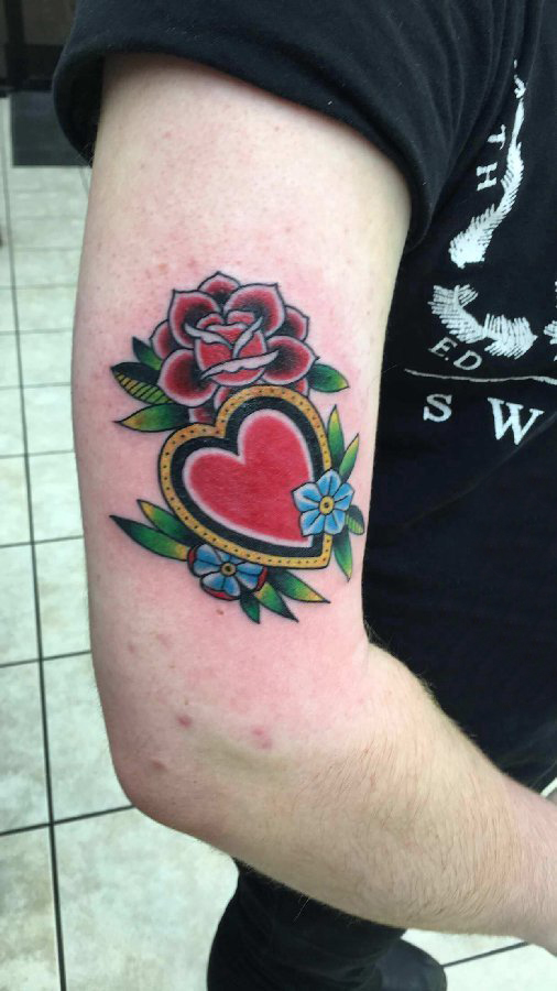 点击大图看下一张：手臂纹身素材 男生手臂上花朵和心形纹身图片