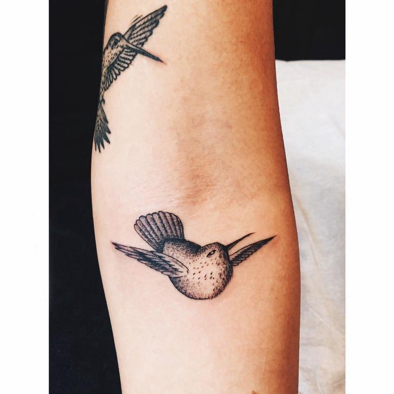 点击大图看下一张：手臂纹身素材 女生手臂上黑色的小鸟纹身图片