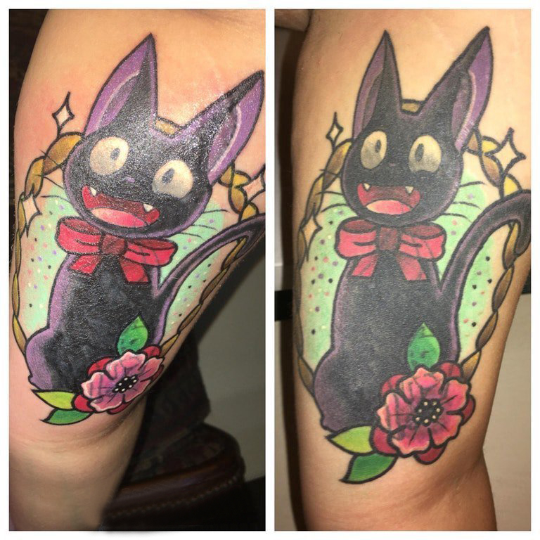 点击大图看下一张：双大臂纹身 女生大臂上花朵和猫咪纹身图片