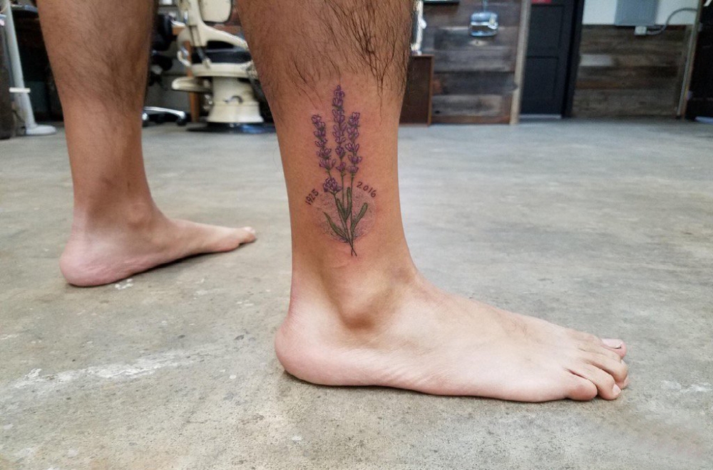点击大图看下一张：文艺花朵纹身 男生小腿上花朵纹身图片