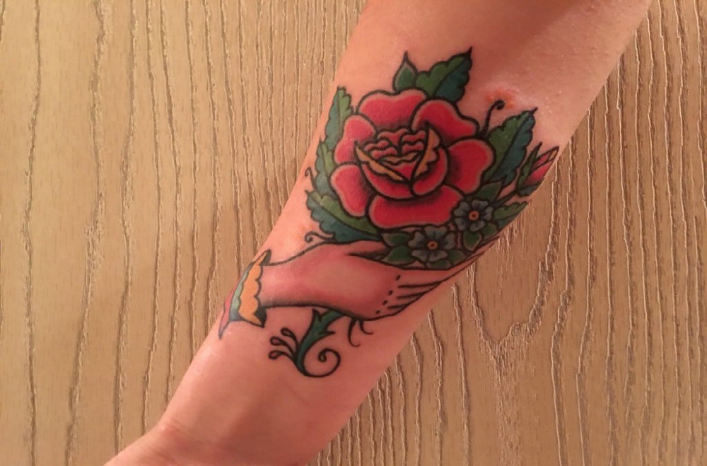 点击大图看下一张：文艺花朵纹身 女生手臂上花朵纹身图片