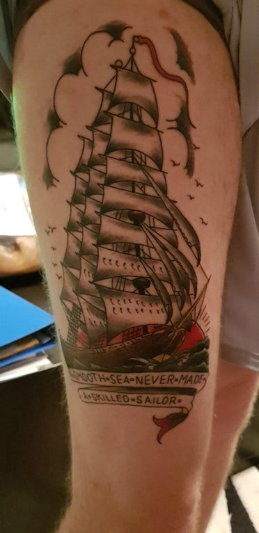 点击大图看下一张：纹身大腿男 男生大腿上彩绘的帆船纹身图片