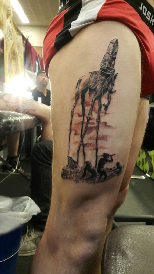 点击大图看下一张：纹身大腿男 男生大腿上黑色的人物和大象纹身图片