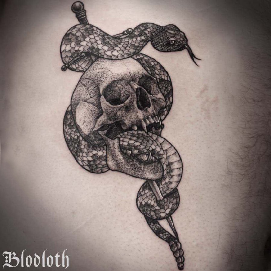 点击大图看下一张：纹身大腿男 男生大腿上蛇和骷髅纹身图片