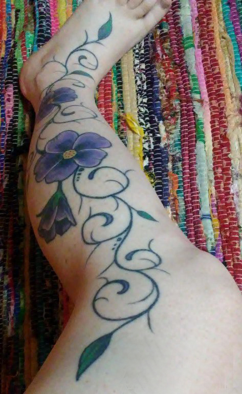点击大图看下一张：植物藤 纹身 女生小腿上彩色的花朵纹身图片
