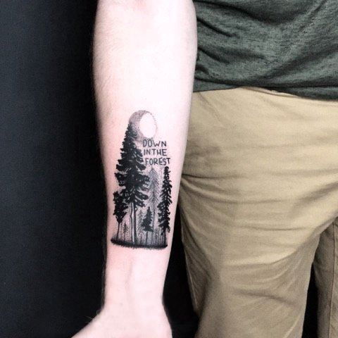 点击大图看下一张：植物纹身 男生手臂上黑色的大树纹身图片