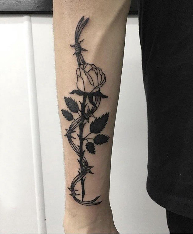 点击大图看下一张：植物纹身 男生手臂上黑色的花朵纹身图片