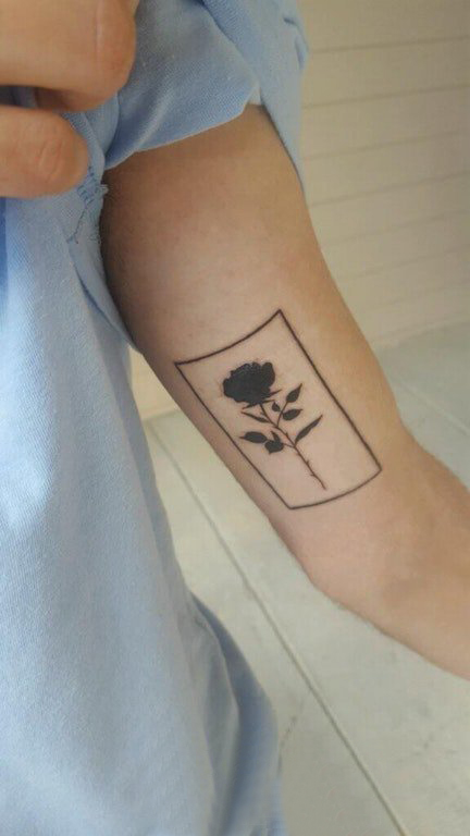 点击大图看下一张：植物纹身 男生手臂上黑色的玫瑰和几何纹身图片