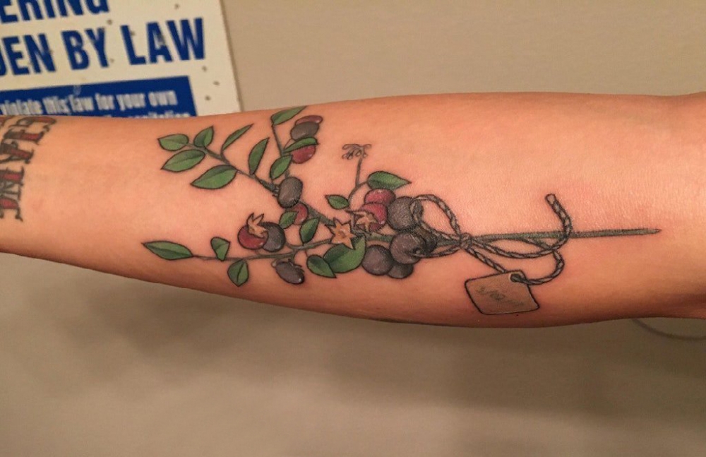 点击大图看下一张：植物纹身 男生手臂上小清新植物纹身图片