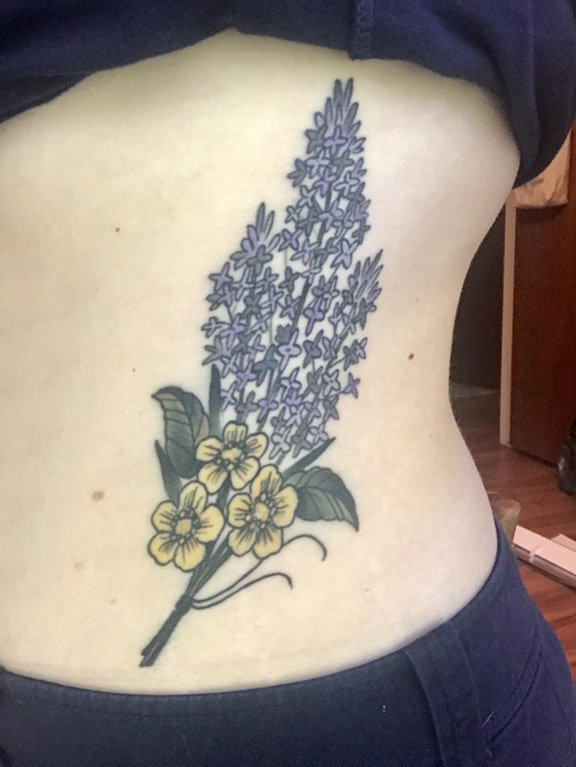点击大图看下一张：植物纹身 女生侧腰上彩色的植物纹身图片