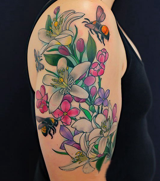 点击大图看下一张：植物纹身 女生大臂上彩绘的花朵纹身图片