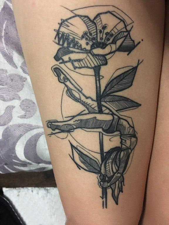 点击大图看下一张：植物纹身 女生大腿上花朵和人物纹身图片