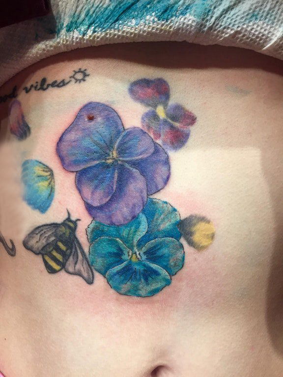 点击大图看下一张：植物纹身 女生腹部彩色的紫罗兰纹身图片