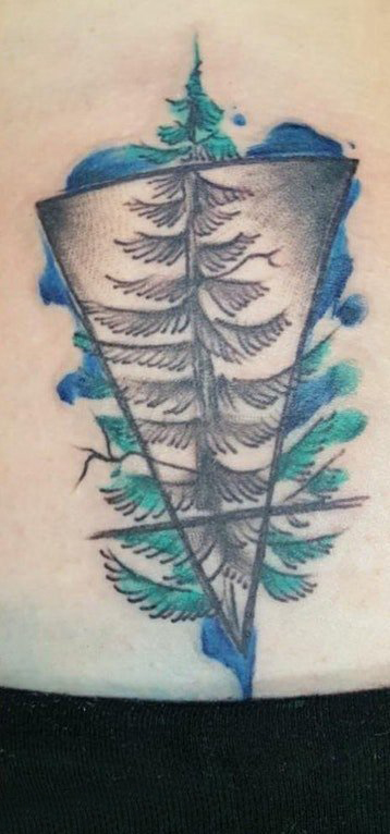 点击大图看下一张：植物纹身 女生后背上彩色的大树纹身图片